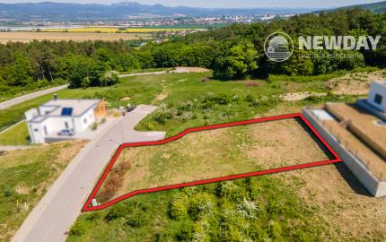 NA PREDAJ stavebný pozemok pre rodinný dom (komplet inžinierske siete) - Nová Dubnica, Medové lúky, Hrušková ulica - 720 m2