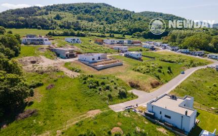 NA PREDAJ stavebný pozemok pre rodinný dom (komplet inžinierske siete) - Nová Dubnica, Medové lúky, Hrušková ulica - 720 m2