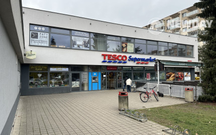 NA PRENÁJOM ZREKONŠTRUOVANÝ obchodný priestor pre kancelárie či prevádzku, Nová Dubnica - 124-150 m2