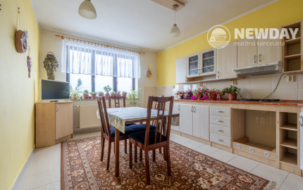 NEWDAY | NA PREDAJ priestranný 5-izbový podpivničený rodinný dom | 265 m2 úžitková plocha | 409 m2 pozemok | A. Sládkoviča - Nová Dubnica