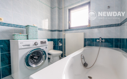 NEWDAY | NA PREDAJ priestranný 5-izbový podpivničený rodinný dom | 265 m2 úžitková plocha | 409 m2 pozemok | A. Sládkoviča - Nová Dubnica