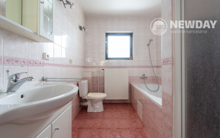 NEWDAY | NA PREDAJ priestranný 5-izbový podpivničený rodinný dom | 265 m2 úžitková plocha | 409 m2 pozemok | A. Sládkoviča - Nová Dubnica