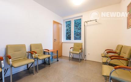 NEWDAY | NA PRENÁJOM rodinný dom na podnikanie | 117 m2 kancelárie, 29 m2 sklad | 505 m2 pozemok | Bezručova - Trenčín