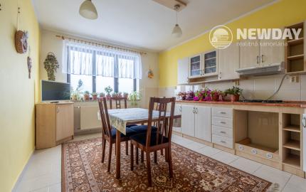 NEWDAY | NA PREDAJ priestranný 5-izbový podpivničený rodinný dom | 265 m2 úžitková plocha | 409 m2 pozemok | A. Sládkoviča - Nová Dubnica