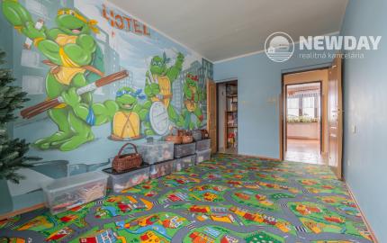 NEWDAY | NA PREDAJ priestranný 5-izbový podpivničený rodinný dom | 265 m2 úžitková plocha | 409 m2 pozemok | A. Sládkoviča - Nová Dubnica