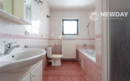 NEWDAY | NA PREDAJ priestranný 5-izbový podpivničený rodinný dom | 265 m2 úžitková plocha | 409 m2 pozemok | A. Sládkoviča - Nová Dubnica