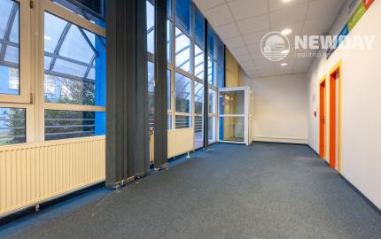 NEWDAY | NA PRENÁJOM kancelárske priestory na prízemí (samostatný vstup) |  208 m2 | bývalá budova Honeywellu | industriálny park na Nitrianskej ceste - Partizánske