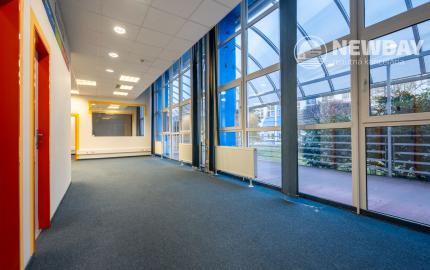 NEWDAY | NA PRENÁJOM kancelárske priestory na prízemí (samostatný vstup) |  208 m2 | bývalá budova Honeywellu | industriálny park na Nitrianskej ceste - Partizánske