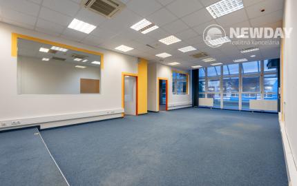 NEWDAY | NA PRENÁJOM kancelárske priestory na prízemí (samostatný vstup) |  208 m2 | bývalá budova Honeywellu | industriálny park na Nitrianskej ceste - Partizánske