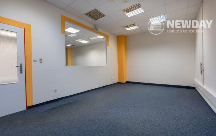 NEWDAY | NA PRENÁJOM kancelárske priestory na prízemí (samostatný vstup) |  208 m2 | bývalá budova Honeywellu | industriálny park na Nitrianskej ceste - Partizánske