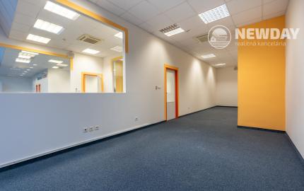 NEWDAY | NA PRENÁJOM kancelárske priestory na prízemí (samostatný vstup) |  208 m2 | bývalá budova Honeywellu | industriálny park na Nitrianskej ceste - Partizánske