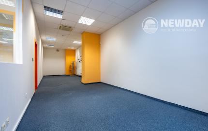 NEWDAY | NA PRENÁJOM kancelárske priestory na prízemí (samostatný vstup) |  208 m2 | bývalá budova Honeywellu | industriálny park na Nitrianskej ceste - Partizánske