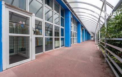 NEWDAY | NA PRENÁJOM kancelárske priestory na prízemí (samostatný vstup) |  208 m2 | bývalá budova Honeywellu | industriálny park na Nitrianskej ceste - Partizánske