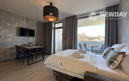 NEWDAY | NA PREDAJ 2-izbový apartmán + KK (39,3 m2) + lodžia 8,9 m2 | Jánsky rezort - Liptovský Ján