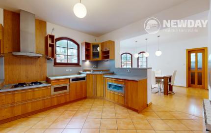 NEWDAY | NA PREDAJ 25-ročný rodinný dom s 2 bytovými jednotkami | 358 m2 úžitková plocha | 420 m2 pozemok | Partizánska - Trenčianske Teplice