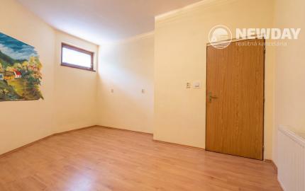 NEWDAY | NA PREDAJ 25-ročný rodinný dom s 2 bytovými jednotkami | 358 m2 úžitková plocha | 420 m2 pozemok | Partizánska - Trenčianske Teplice