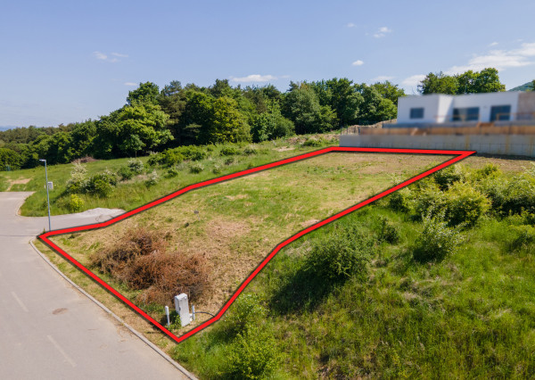 NA PREDAJ stavebný pozemok pre rodinný dom (komplet inžinierske siete) - Nová Dubnica, Medové lúky, Hrušková ulica - 720 m2