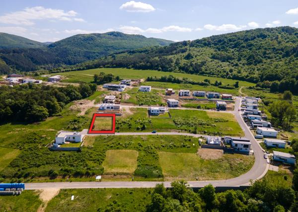 NA PREDAJ stavebný pozemok pre rodinný dom (komplet inžinierske siete) - Nová Dubnica, Medové lúky, Hrušková ulica - 720 m2