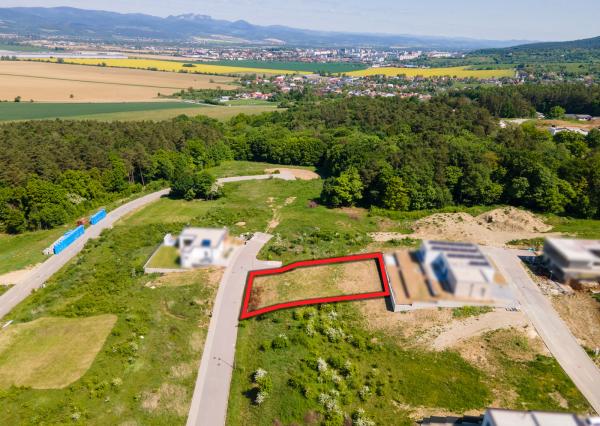 NA PREDAJ stavebný pozemok pre rodinný dom (komplet inžinierske siete) - Nová Dubnica, Medové lúky, Hrušková ulica - 720 m2