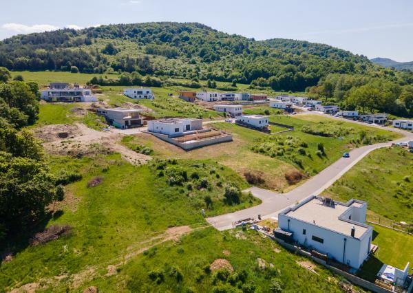 NA PREDAJ stavebný pozemok pre rodinný dom (komplet inžinierske siete) - Nová Dubnica, Medové lúky, Hrušková ulica - 720 m2