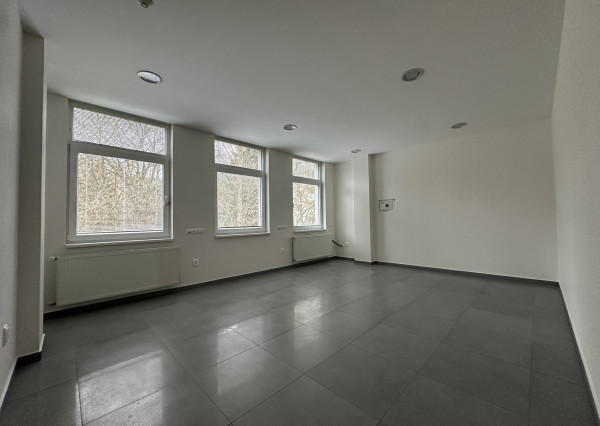 NA PRENÁJOM ZREKONŠTRUOVANÝ obchodný priestor pre kanceláriu či malú prevádzku, Nová Dubnica - 29 m2