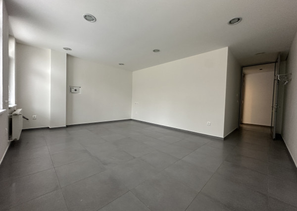 NA PRENÁJOM ZREKONŠTRUOVANÝ obchodný priestor pre kanceláriu či malú prevádzku, Nová Dubnica - 29 m2