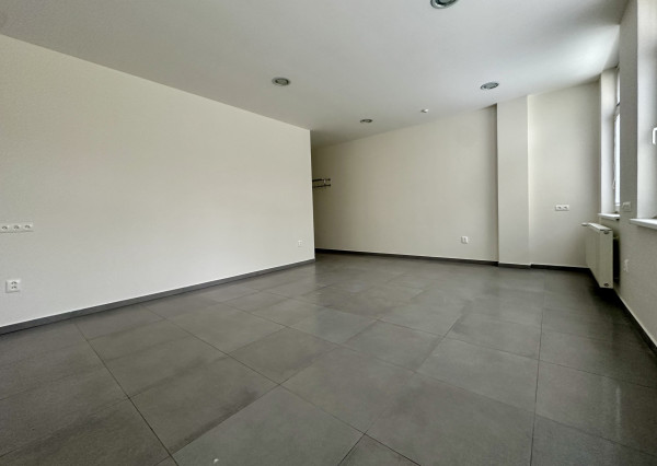 NA PRENÁJOM ZREKONŠTRUOVANÝ obchodný priestor pre kanceláriu či malú prevádzku, Nová Dubnica - 29 m2