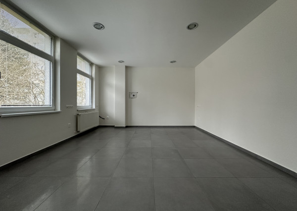 NA PRENÁJOM ZREKONŠTRUOVANÝ obchodný priestor pre kanceláriu či malú prevádzku, Nová Dubnica - 29 m2