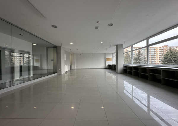 NA PRENÁJOM ZREKONŠTRUOVANÝ obchodný priestor pre kancelárie či prevádzku, Nová Dubnica - 124-150 m2