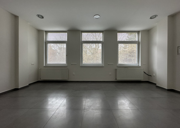NA PRENÁJOM ZREKONŠTRUOVANÝ obchodný priestor pre kanceláriu či malú prevádzku, Nová Dubnica - 29 m2