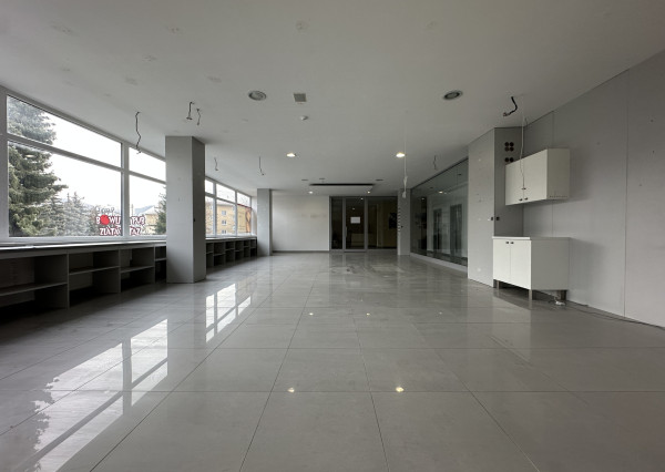 NA PRENÁJOM ZREKONŠTRUOVANÝ obchodný priestor pre kancelárie či prevádzku, Nová Dubnica - 124-150 m2