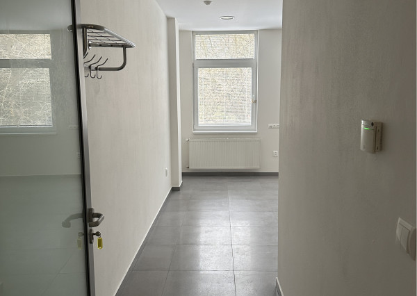 NA PRENÁJOM ZREKONŠTRUOVANÝ obchodný priestor pre kanceláriu či malú prevádzku, Nová Dubnica - 29 m2