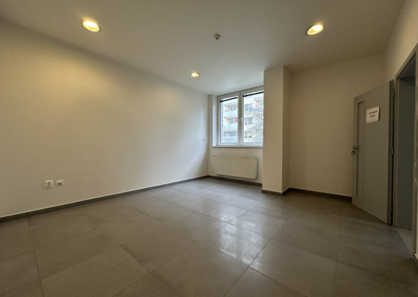 NA PRENÁJOM ZREKONŠTRUOVANÝ obchodný priestor pre kancelárie či prevádzku, Nová Dubnica - 124-150 m2