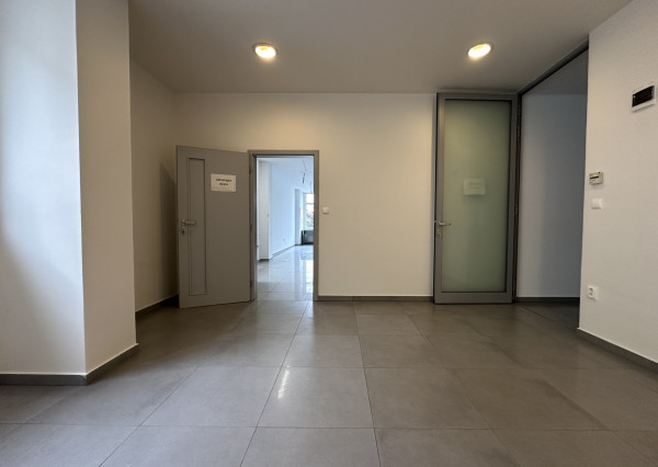 NA PRENÁJOM ZREKONŠTRUOVANÝ obchodný priestor pre kancelárie či prevádzku, Nová Dubnica - 124-150 m2