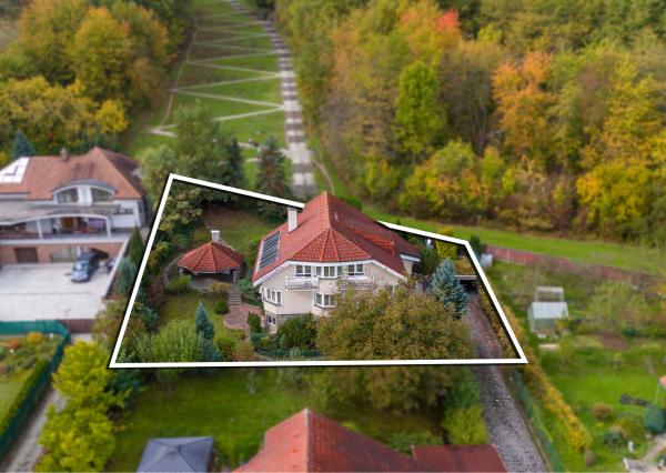 NA PREDAJ 25-ročný 6-izbový rodinný dom, Pod sadom, Žilina (Závodie) - plocha 355 m2, pozemok 963 m2