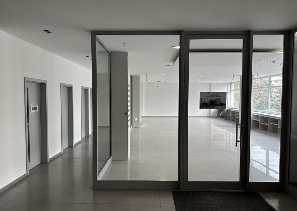 NA PRENÁJOM ZREKONŠTRUOVANÝ obchodný priestor pre kancelárie či prevádzku, Nová Dubnica - 124-150 m2