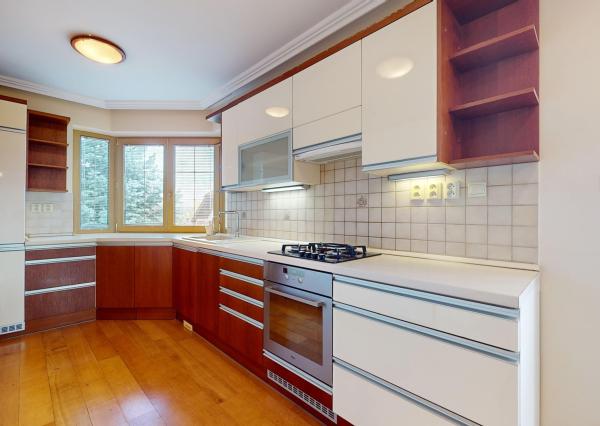 NA PREDAJ 25-ročný 6-izbový rodinný dom, Pod sadom, Žilina (Závodie) - plocha 355 m2, pozemok 963 m2