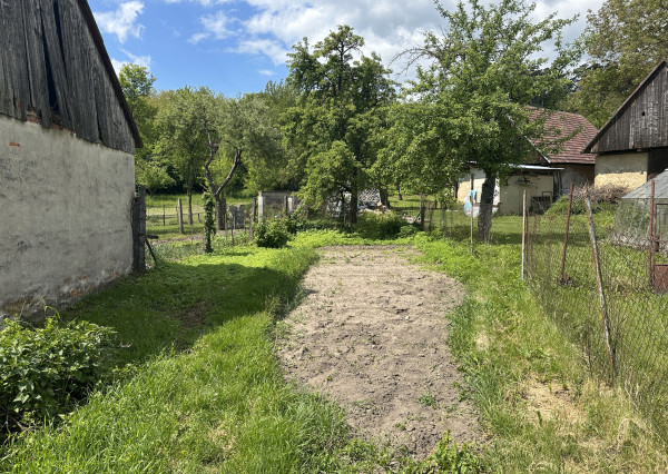 NA PREDAJ 4-izbový rodinný dom - chalupa v Lubine na pozemku (489 m2) + orná pôda a záhrada (2359 m2)