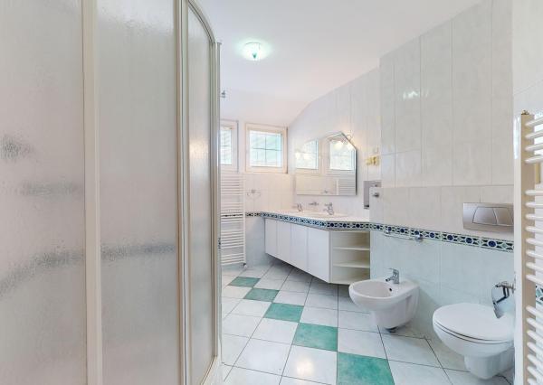 NA PREDAJ 25-ročný 6-izbový rodinný dom, Pod sadom, Žilina (Závodie) - plocha 355 m2, pozemok 963 m2