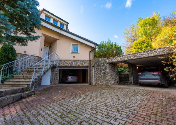 NA PREDAJ 25-ročný 6-izbový rodinný dom, Pod sadom, Žilina (Závodie) - plocha 355 m2, pozemok 963 m2