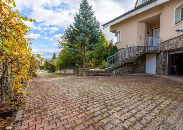 NA PREDAJ 25-ročný 6-izbový rodinný dom, Pod sadom, Žilina (Závodie) - plocha 355 m2, pozemok 963 m2