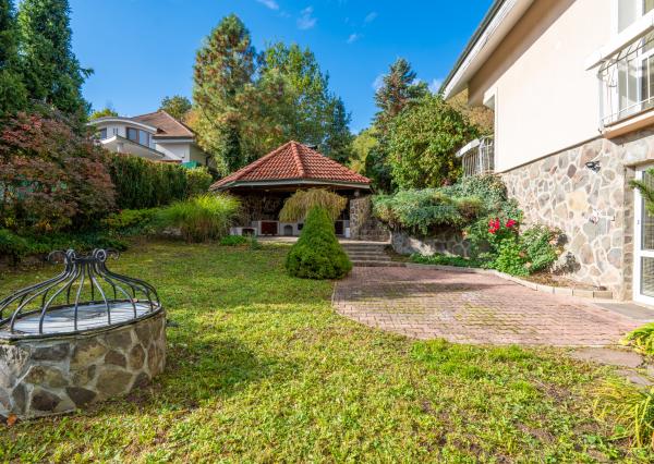 NA PREDAJ 25-ročný 6-izbový rodinný dom, Pod sadom, Žilina (Závodie) - plocha 355 m2, pozemok 963 m2