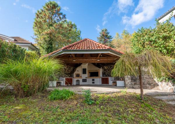 NA PREDAJ 25-ročný 6-izbový rodinný dom, Pod sadom, Žilina (Závodie) - plocha 355 m2, pozemok 963 m2