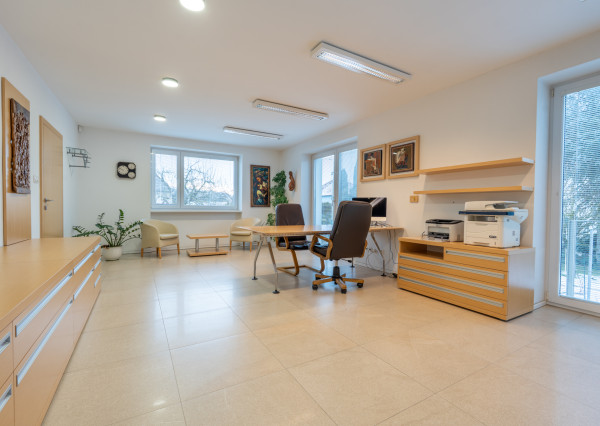 NEWDAY | NA PRENÁJOM rodinný dom na podnikanie | 117 m2 kancelárie, 29 m2 sklad | 505 m2 pozemok | Bezručova - Trenčín