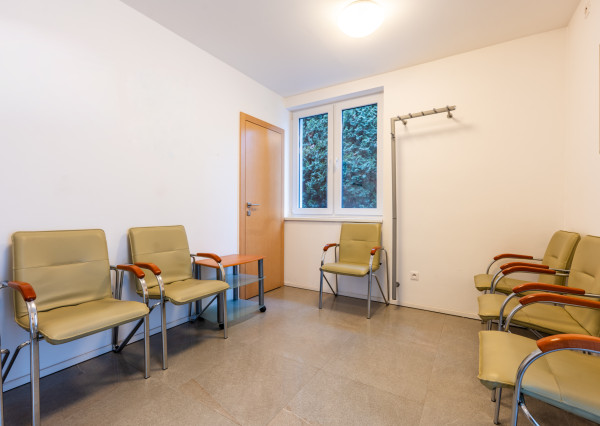 NEWDAY | NA PRENÁJOM rodinný dom na podnikanie | 117 m2 kancelárie, 29 m2 sklad | 505 m2 pozemok | Bezručova - Trenčín