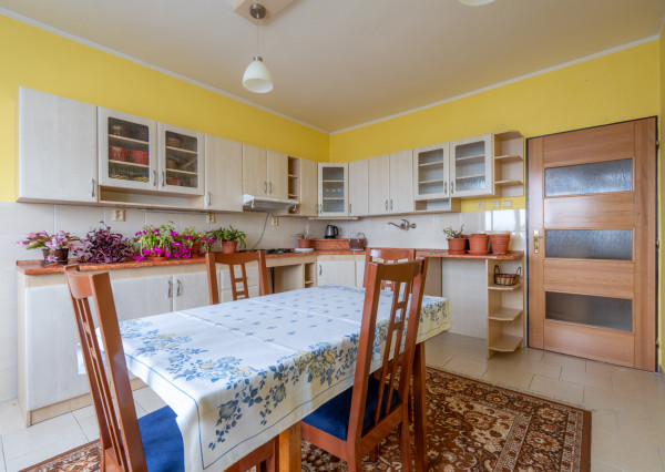 NEWDAY | NA PREDAJ priestranný 5-izbový podpivničený rodinný dom | 265 m2 úžitková plocha | 409 m2 pozemok | A. Sládkoviča - Nová Dubnica