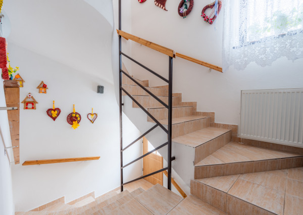 NEWDAY | NA PREDAJ priestranný 5-izbový podpivničený rodinný dom | 265 m2 úžitková plocha | 409 m2 pozemok | A. Sládkoviča - Nová Dubnica