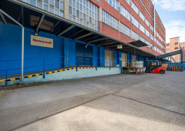 NEWDAY | NA PRENÁJOM funkčné udržiavané výrobné / skladové priestory |  do 12 000 m2 | bývalá budova Honeywellu | industriálny park na Nitrianskej ceste - Partizánske