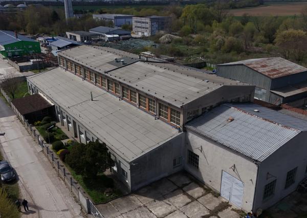 NEWDAY | NA PREDAJ funkčný a udržiavaný výrobný areál | 2400 m2 vnútorná rozloha | 5500 m2 pozemok | Priemyselný park – Bošany