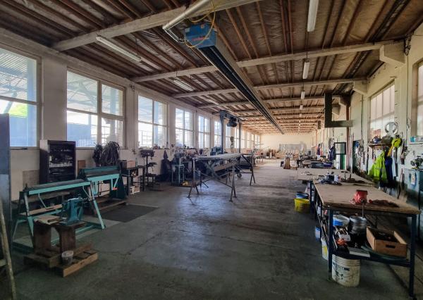 NEWDAY | NA PREDAJ funkčný a udržiavaný výrobný areál | 2400 m2 vnútorná rozloha | 5500 m2 pozemok | Priemyselný park – Bošany